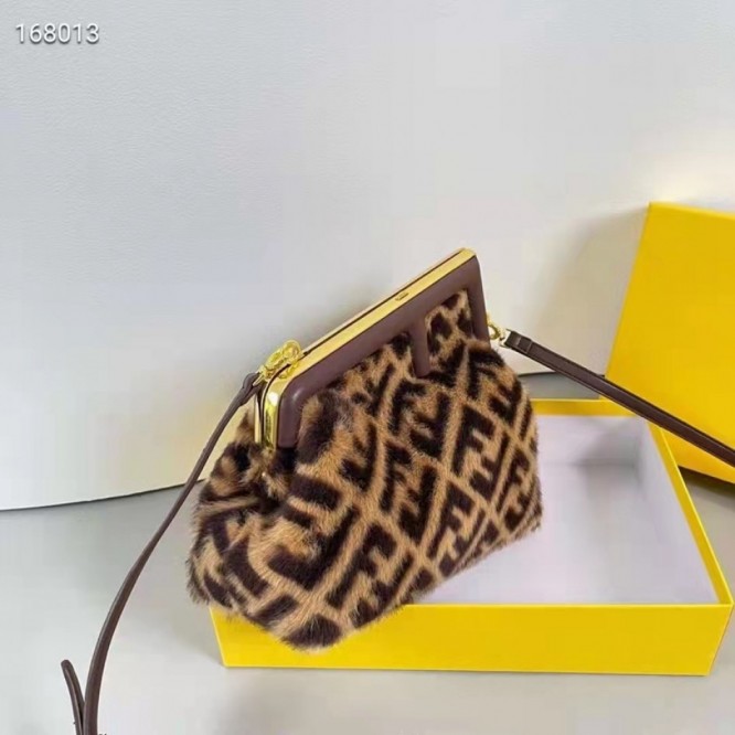 FENDI フェンディ 2021年最新なクラシックな ショルダーバッグ